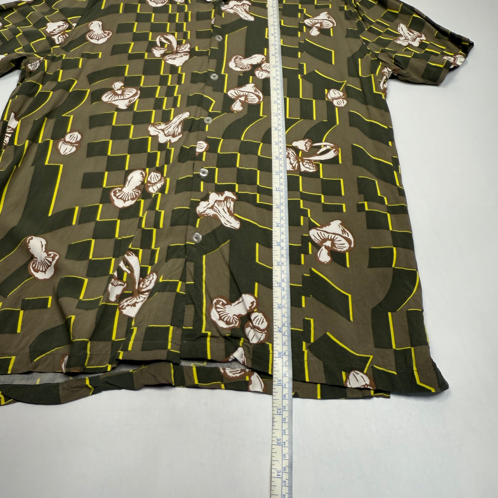 No Boundaries Magic Mushrooms Geometric Rayon Button Up L Green