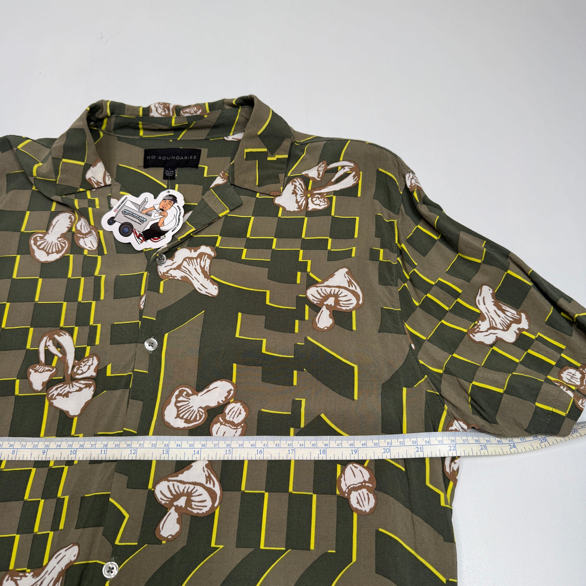No Boundaries Magic Mushrooms Geometric Rayon Button Up L Green