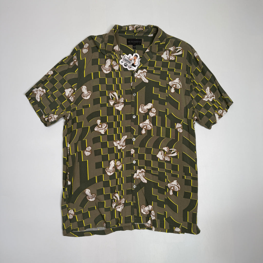 No Boundaries Magic Mushrooms Geometric Rayon Button Up L Green